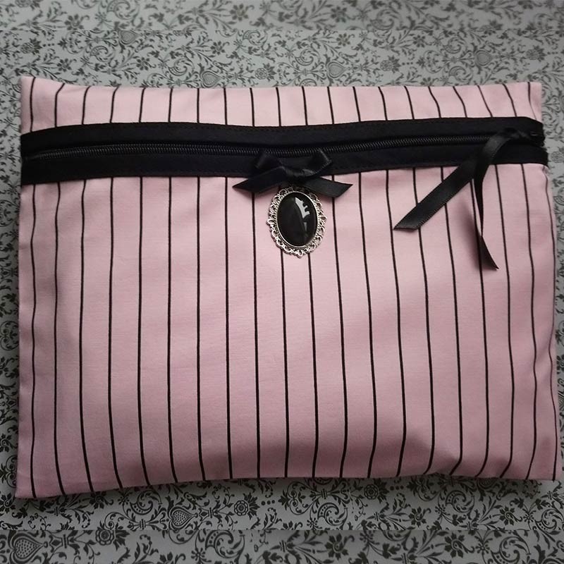 https://www.theotherside.fr/1171-large_default/pochette-zippee-25x19cm-tissu-coton-rose-raye-noir.jpg