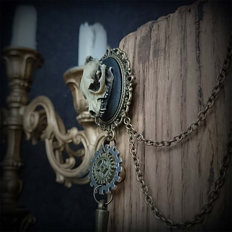 Antiguo colgante broche de luto giratorio, oro de 15 quilates y esmalte negro en