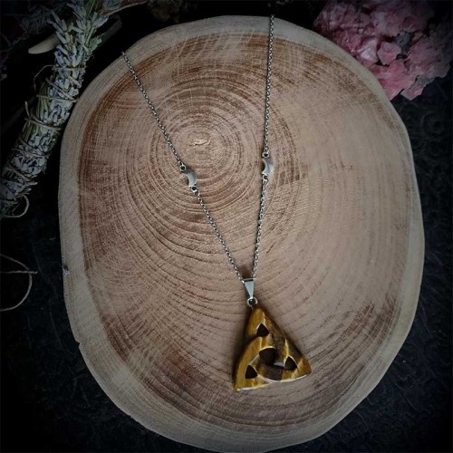 Collier Triquetra en pierre...