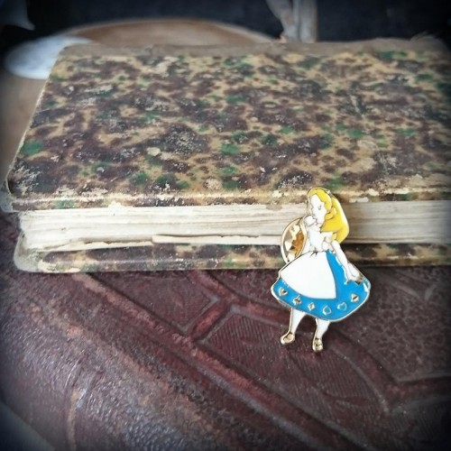 Pin's Alice au Pays des...