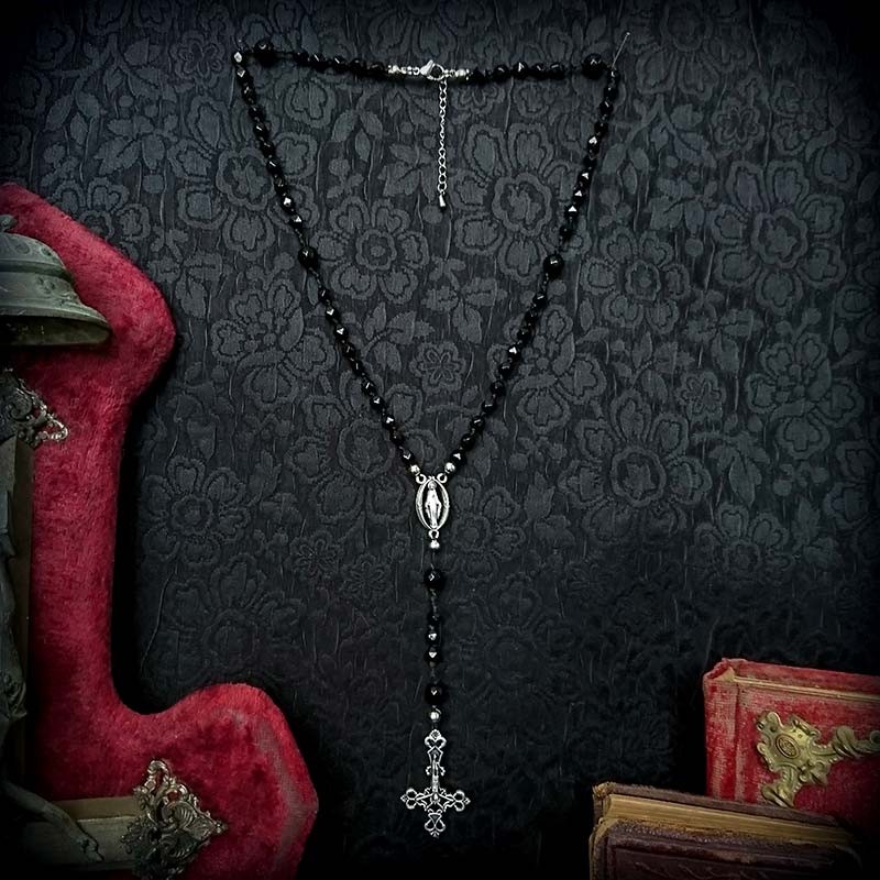 Collier de perles superposées à breloques en croix à franges