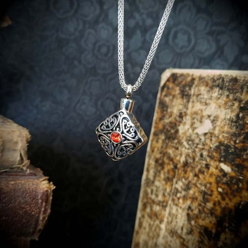 Collier pendentif gothique...