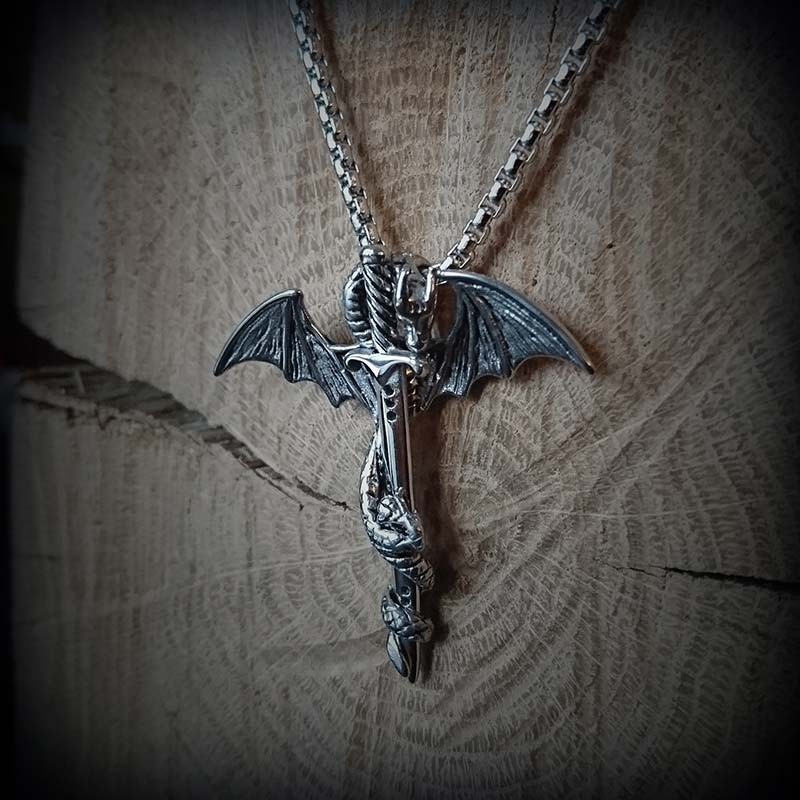 Collier Pendentif Ep e Enlac e Par Un Dragon En Acier Heroic Fantasy collier-pendentif-ep-e-enlac-e-par-un-dragon-en-acier-heroic-fantasy