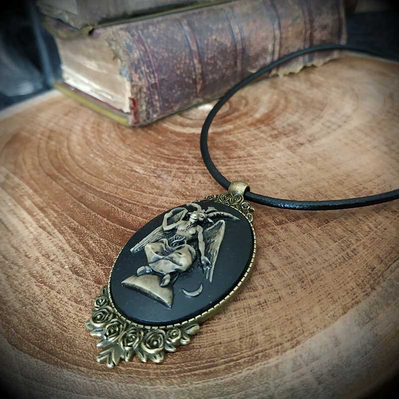 Collier Pendentif Gothique En Bronze - Cabochon Rouge, Chaîne 46-50 Cm, Matière Acier Bronze, Neuf Sans Emballage