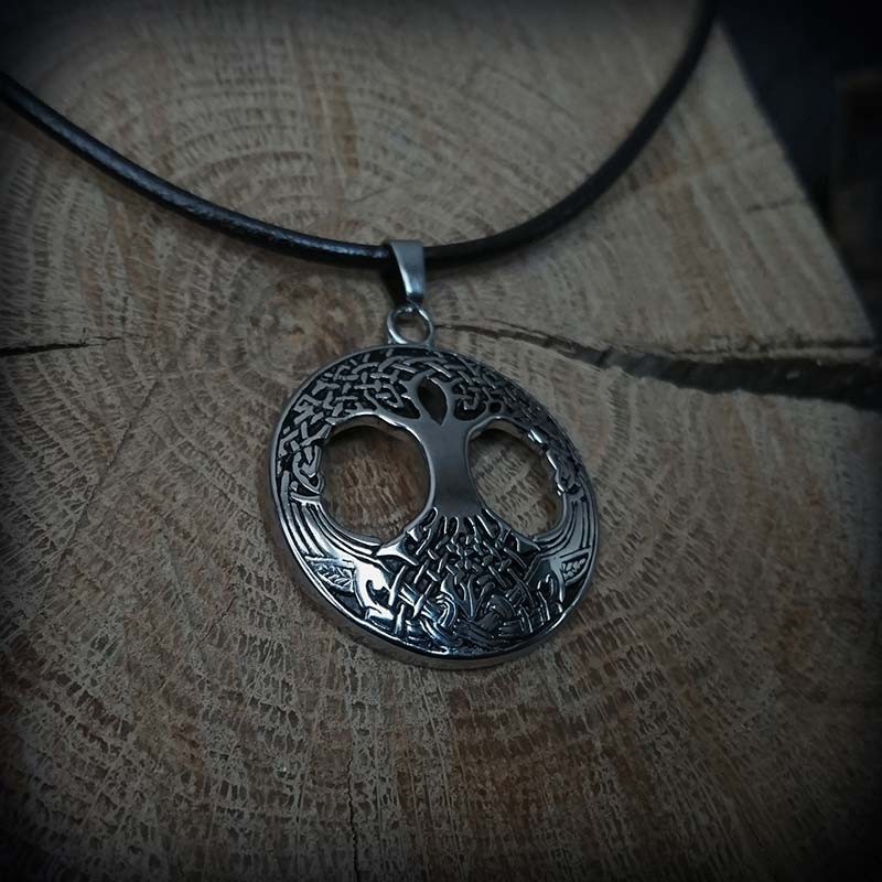 Collier féerique Yggdrasil Arbre de Vie argenté et pierre naturelle.