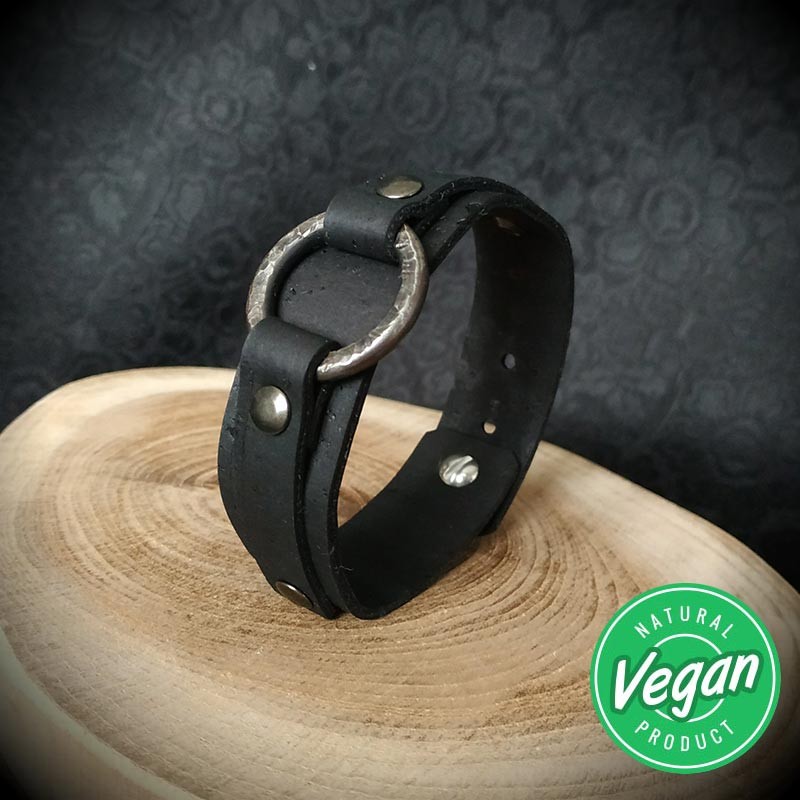 Bracelet de force cuir vegan artisanal noir, anneau martelé, cuir de liège,  gothique, rock, biker