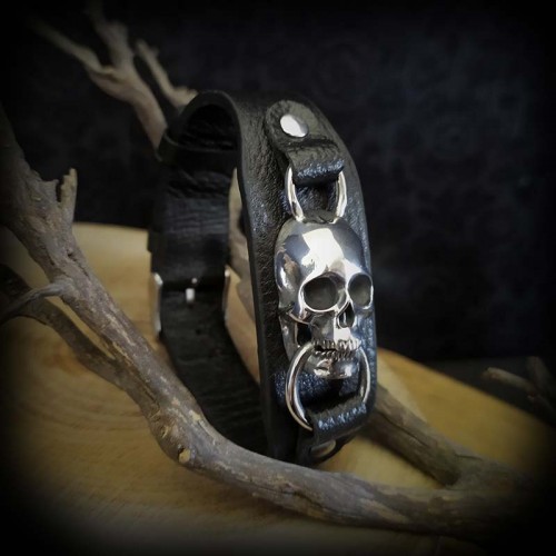 Bracelet simili cuir noir...