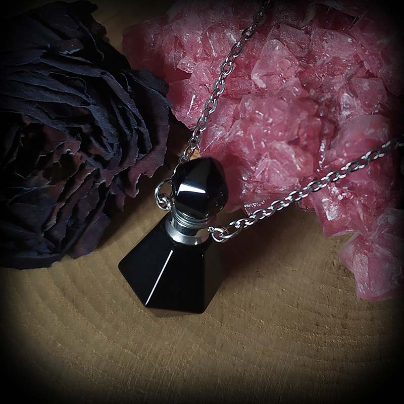 Collier Mercredi Addams - Pendentif W Avec Pierres Noires - Chaîne 42 Cm - Style Gothique, Unisexe - Accessoire Fan Série