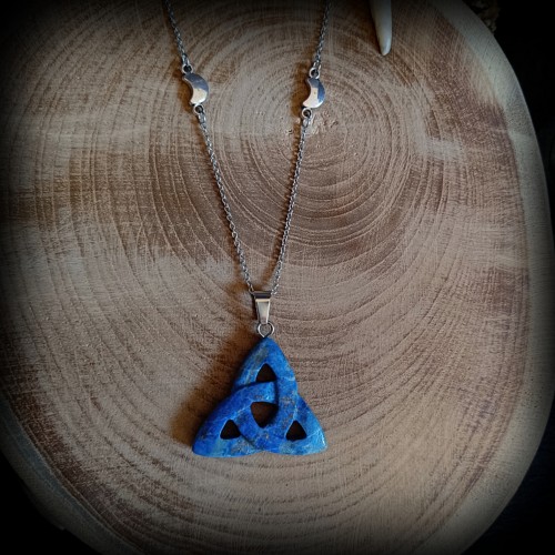 Collier Triquetra en pierre...